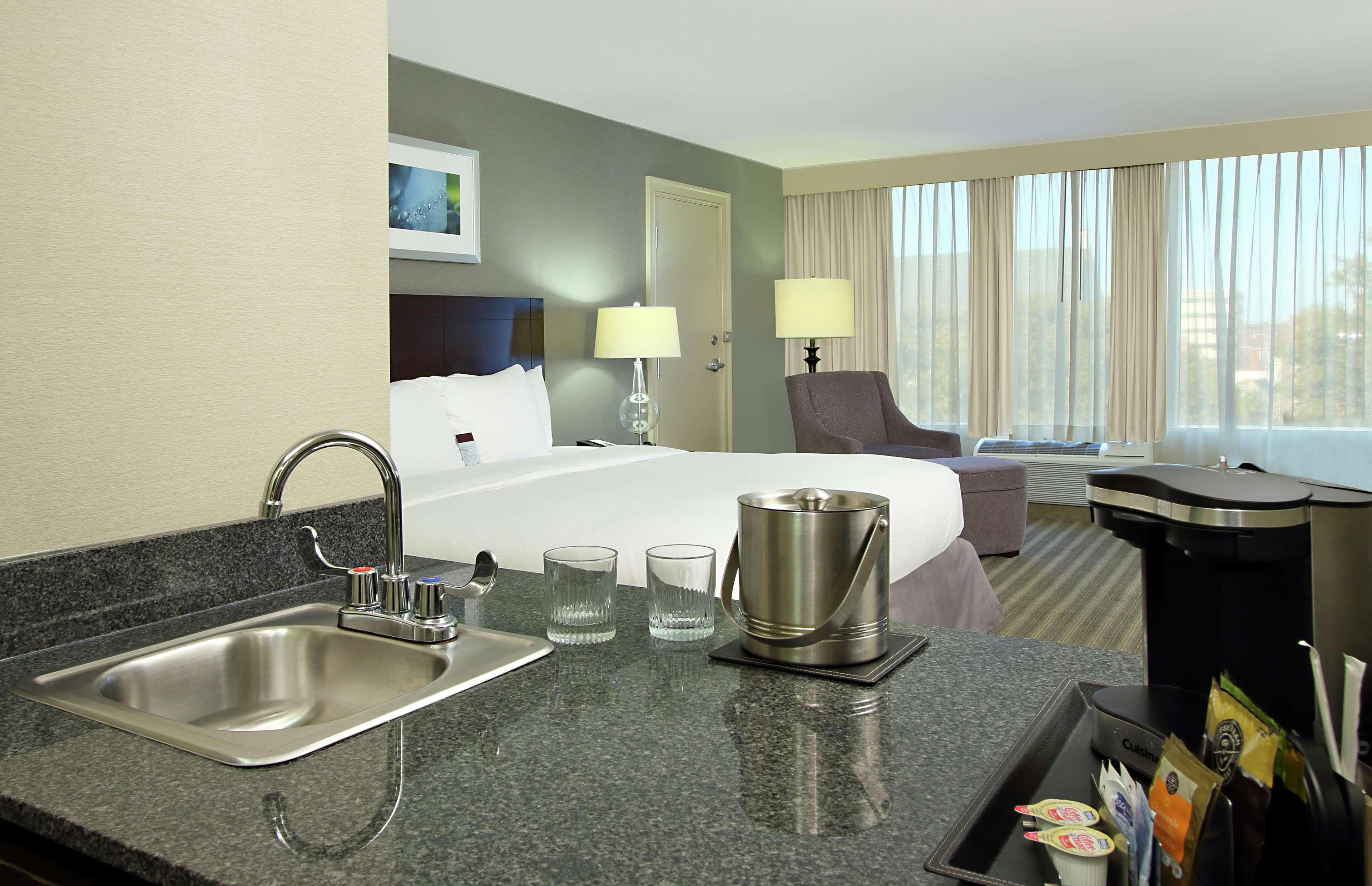 Doubletree By Hilton Newark Hotel Exterior photo