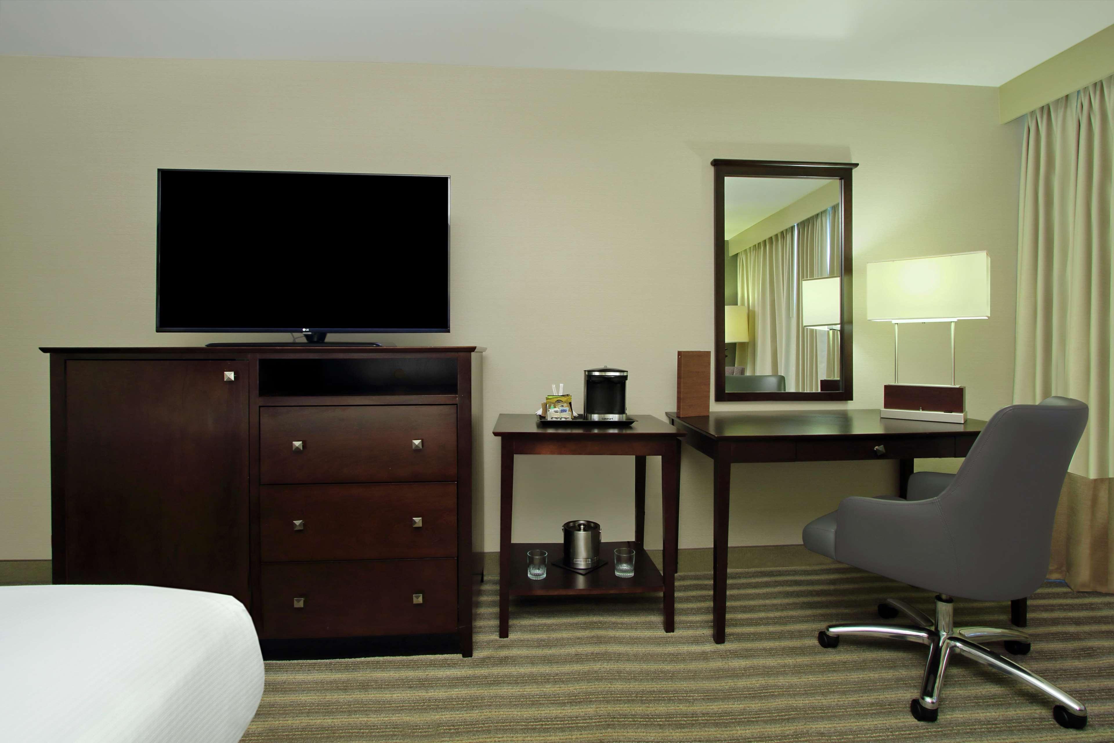 Doubletree By Hilton Newark Hotel Exterior photo